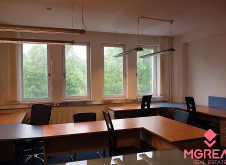 Kancelársky celok 100 m2, Bratislava II-Ružinov, bezproblémové parkova