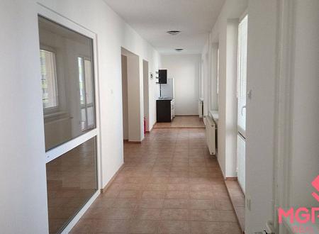 Kancelárske priestory pre 8-10 ľudí v blízkostii Centrálnom Trhoviska