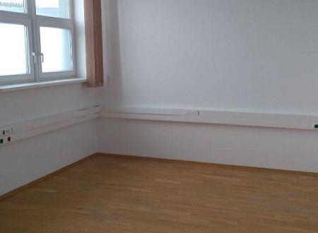 Kancelárske priestory na prenájom  v Petržalke 400 m2.