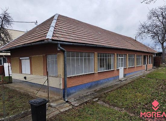 Na predaj rodinný vidiecky dom a stavebný pozemok v Jasovej