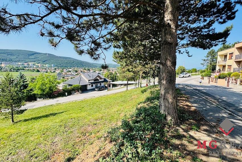 Na predaj slnečný stavebný pozemok 631 m2 v Partizánskom – časť Stráne