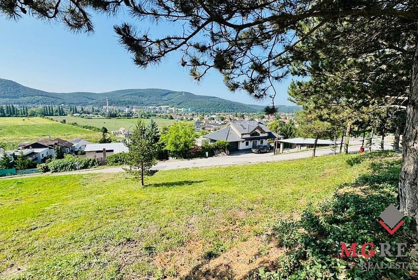 Na predaj slnečný stavebný pozemok 631 m2 v Partizánskom – časť Stráne
