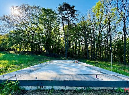 Na predaj výnimočný pozemok 6882 m² priamo v lese so začatou stavbou d