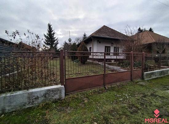 Na predaj pozemok s vidieckou chalupou  v obci Dolný Pial 