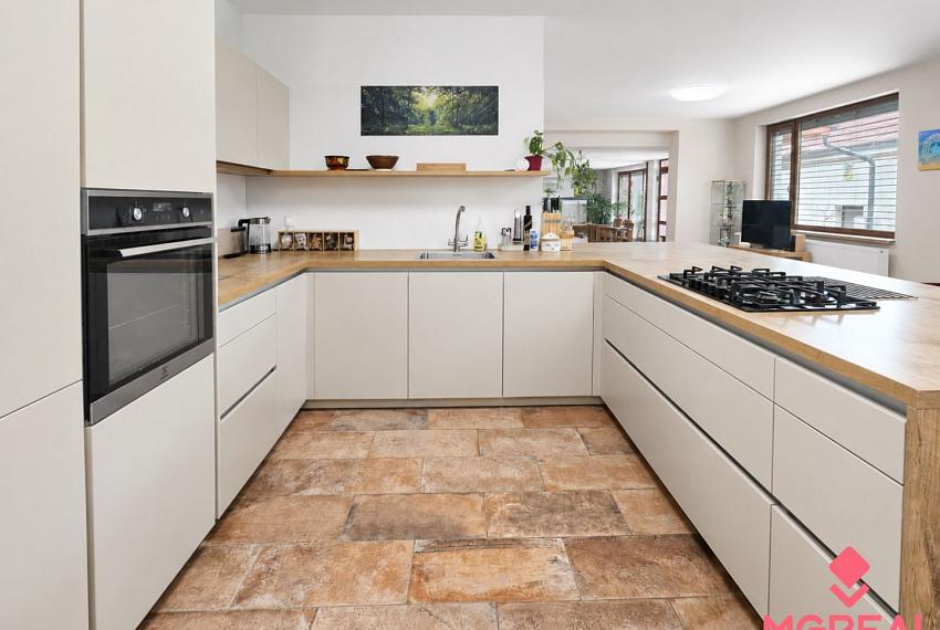 5-izbový rodinný dom s bazénom a veľkým pozemkom pri Nitre – 1655 m²