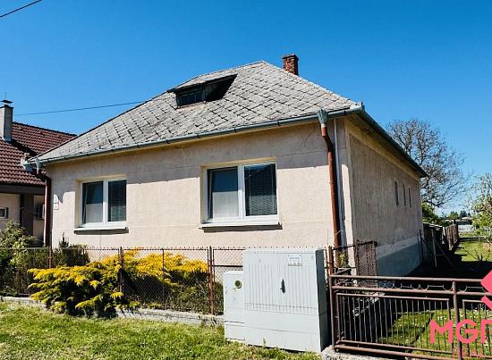 Na predaj 5-izbový rodinný dom v Bošanoch, pozemok 695 m²